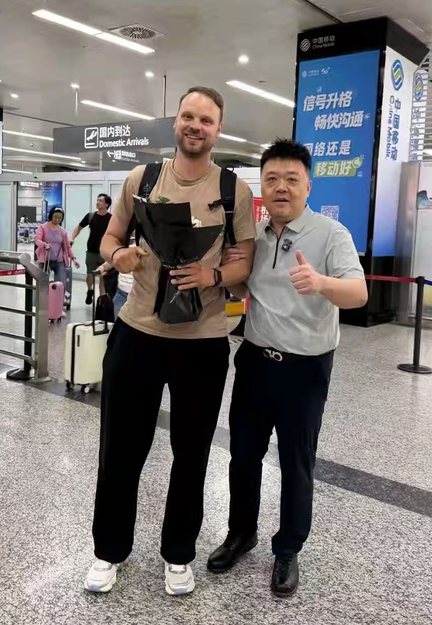 布扎斯已经飞抵太原，受到球迷的欢迎。如果一切顺利，他将接替潘江成为山西男篮下赛季
