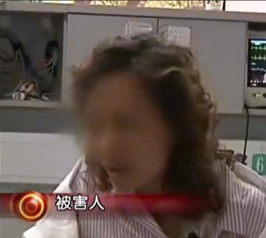 2013年，身高仅1米5的湖南富婆，被朋友塞入3米深的下水道，于是她把衣服逐一解