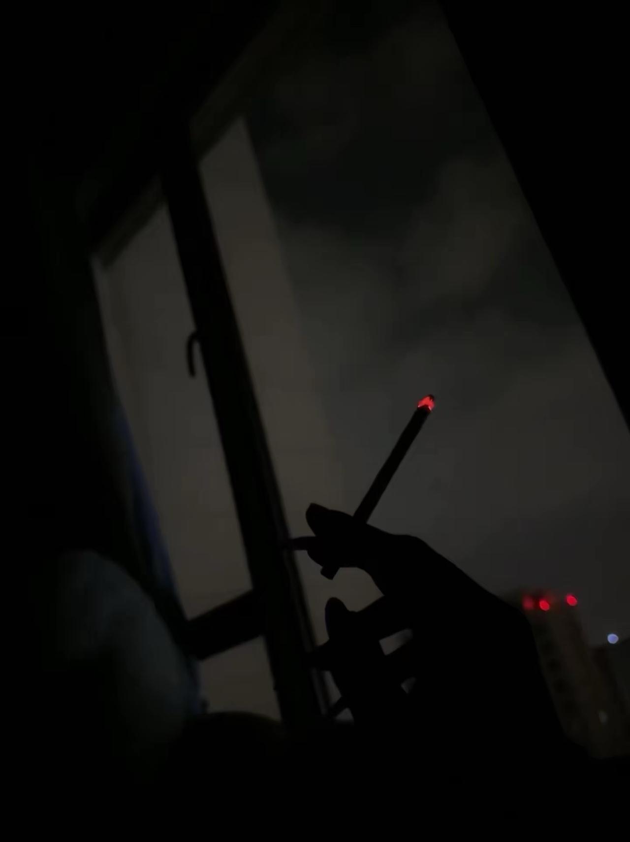 又深夜了，一点睡意都没有，一堆的心事涌上心头，和以往不一样，这次真的喘不过气，夜
