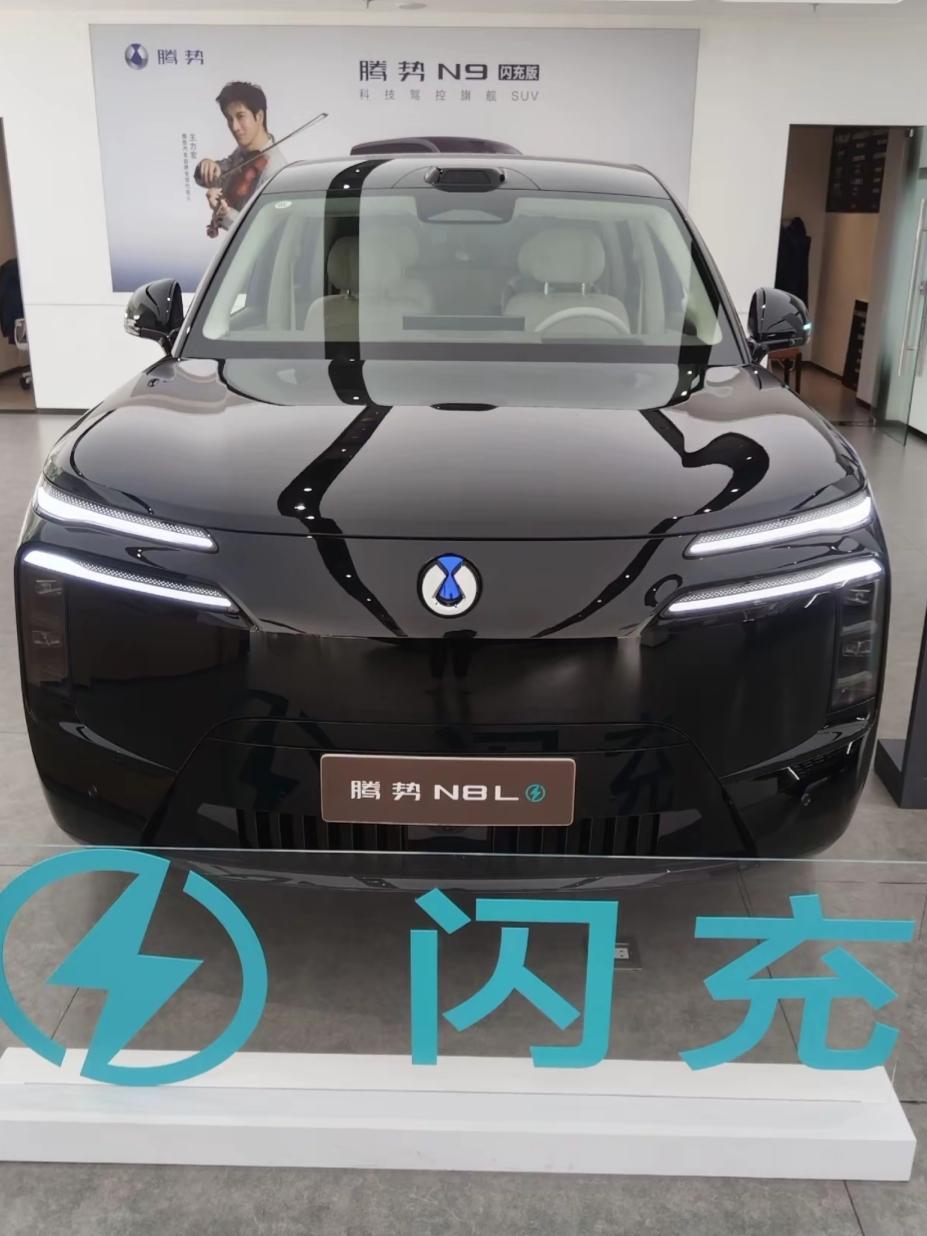 腾势N8L属于豪华插混中大型SUV，这次升级高压快充，搭载云辇底盘，座椅通风按摩