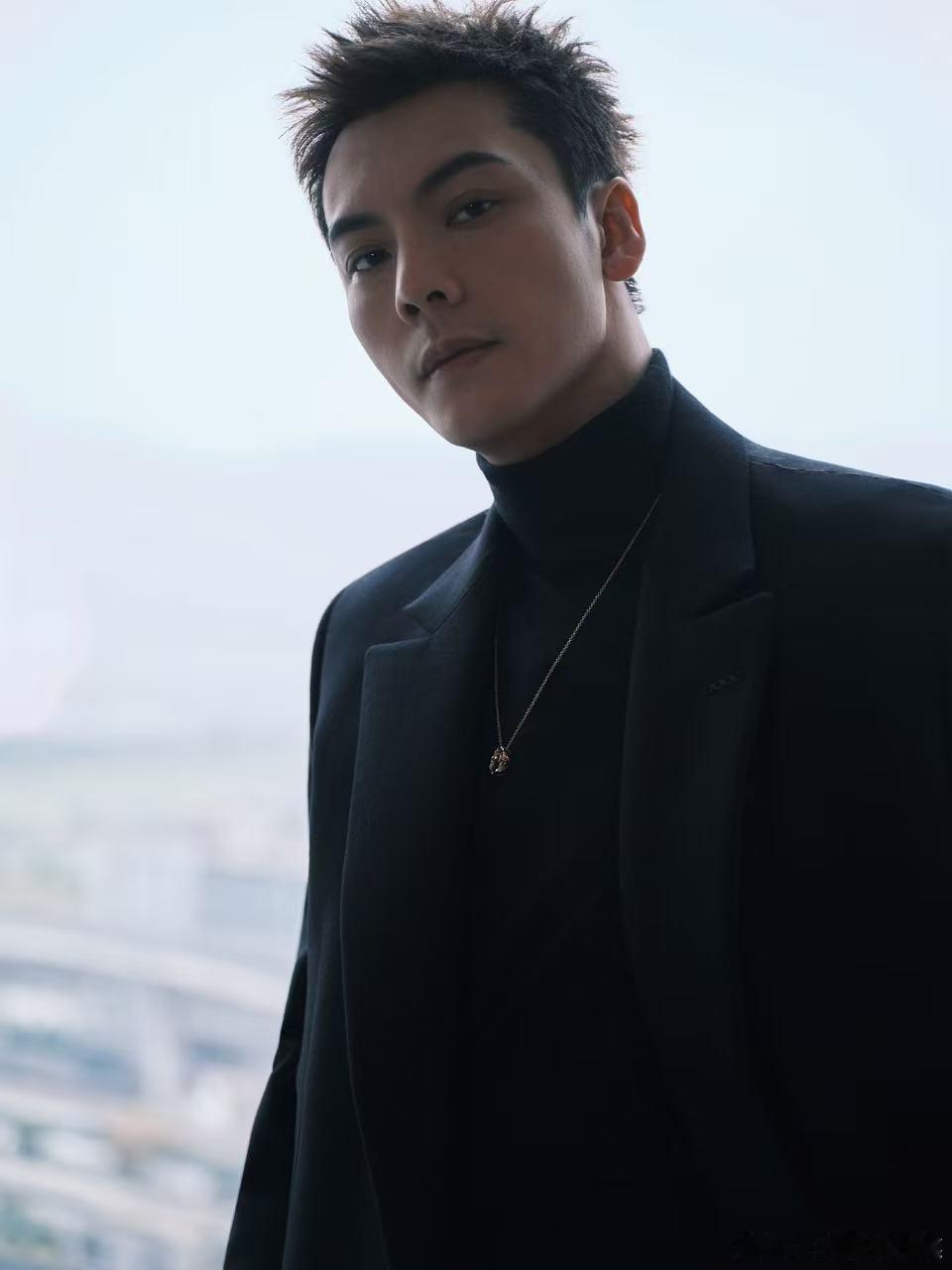 陈伟霆 神父 陈伟霆化身神父的造型真是让人心动不已！那种神圣的气质与他帅气的外形