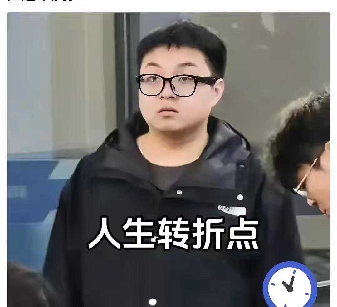 杭州这个小伙子，明显是个新手司机！因为他连后视镜都没有展开！严重怀疑他是领驾驶证