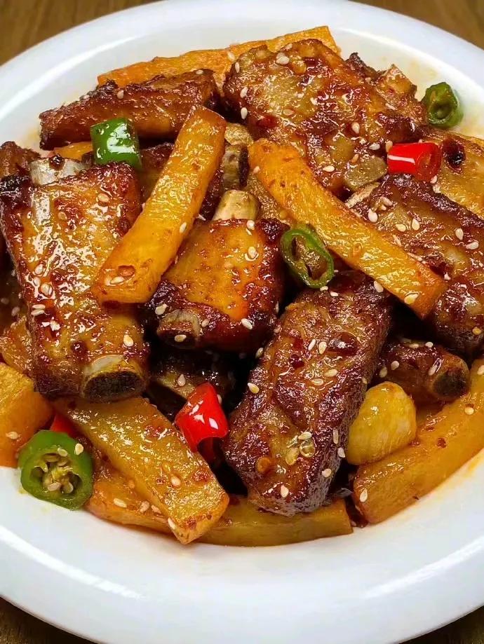 『美食分享』外焦里嫩出锅秒空的干锅土豆排骨来咯～ ​​​嘎嘎好吃！😋[来看我]