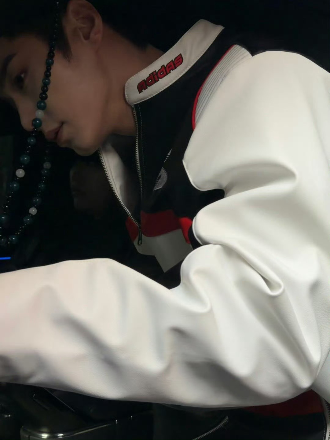 何与这张图直接封神了，冷脸帅哥太酷了 