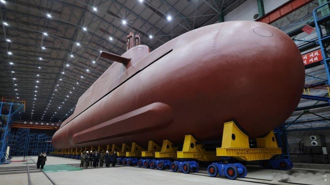 司令官同志莅临现场指导8700吨级核动力战略导弹潜艇建造工作。妥妥的棺材。烽火问