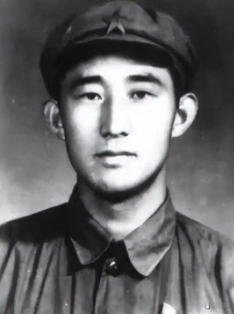 1949年的青岛，仍是国民党在华北最后的沿海据点，胶州湾内美军舰船游弋，街巷间特