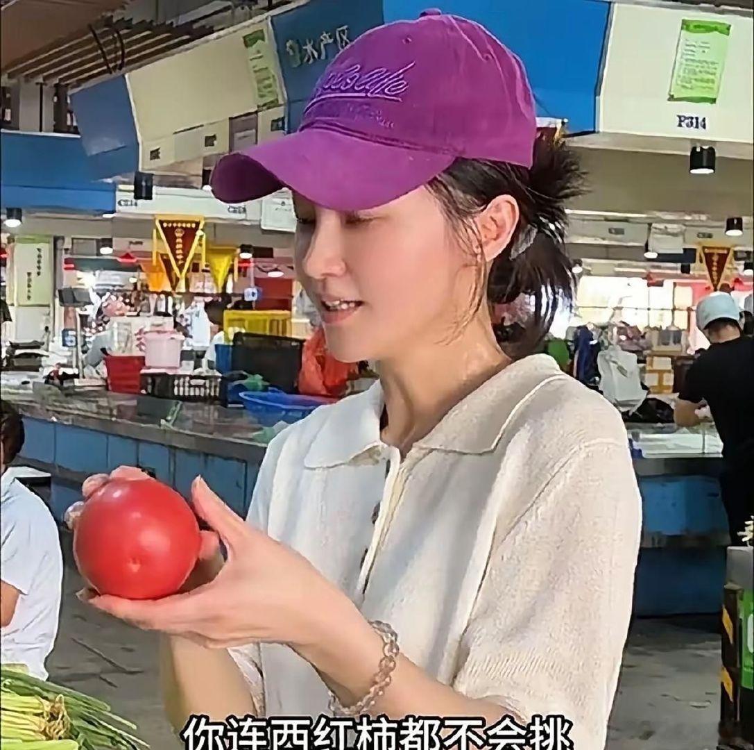 8月6日，姚笛发了一个去菜市场买西红柿的视频了她拿着西红柿很忧郁的说：“以前有一