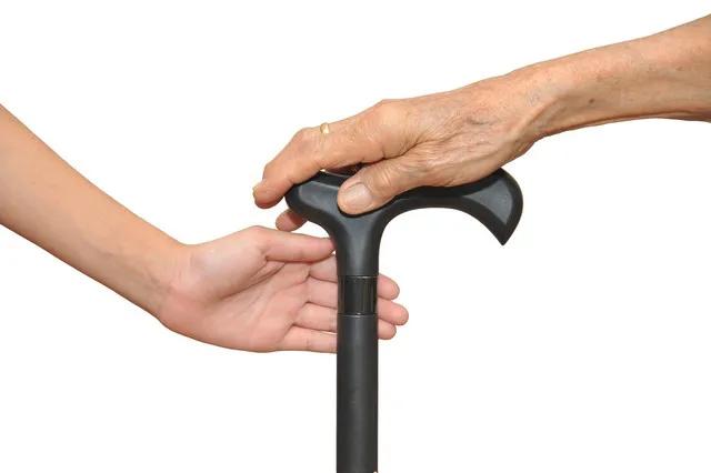 慢行
人到八十行走慢，
杵着拐杖腿还颤。
莫笑老翁手脚僵，
少饮慢行多行善。