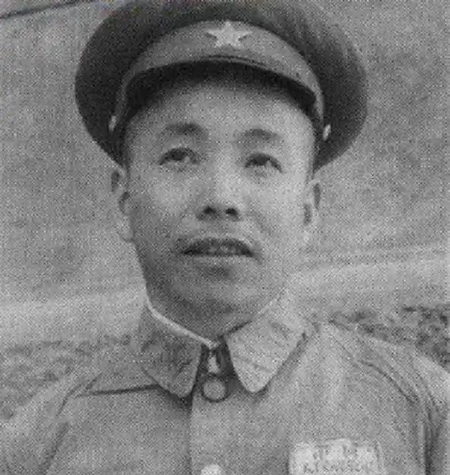徐立清，1955年主动辞让上将军衔，申请改授中将军衔，最终成为排名第一的开国中将
