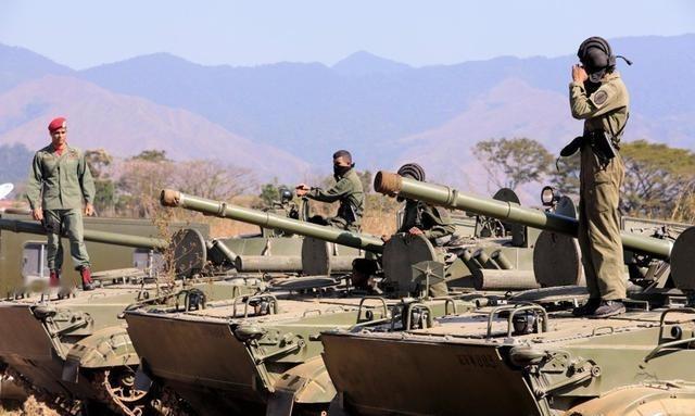 目前根据委内瑞拉方面的最新消息，委内瑞拉俄式装甲部队在总统府附近，委内瑞拉总统府