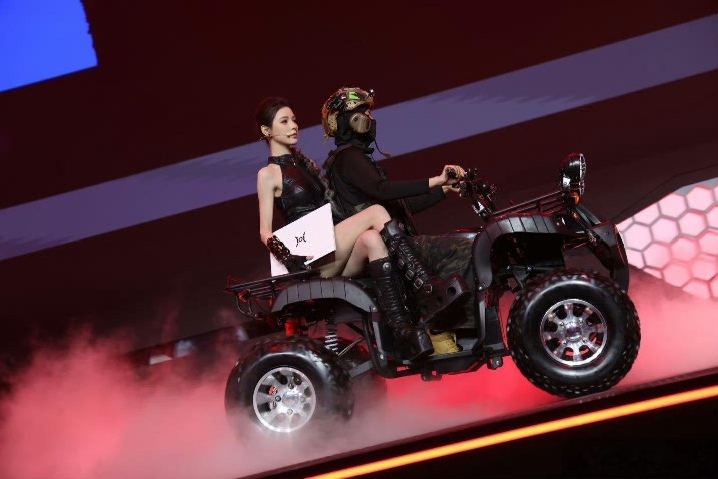 哈哈哈，今日发布会直接变科幻现场！张予曦化身美女指挥官，和机器人“闪电”来了场百