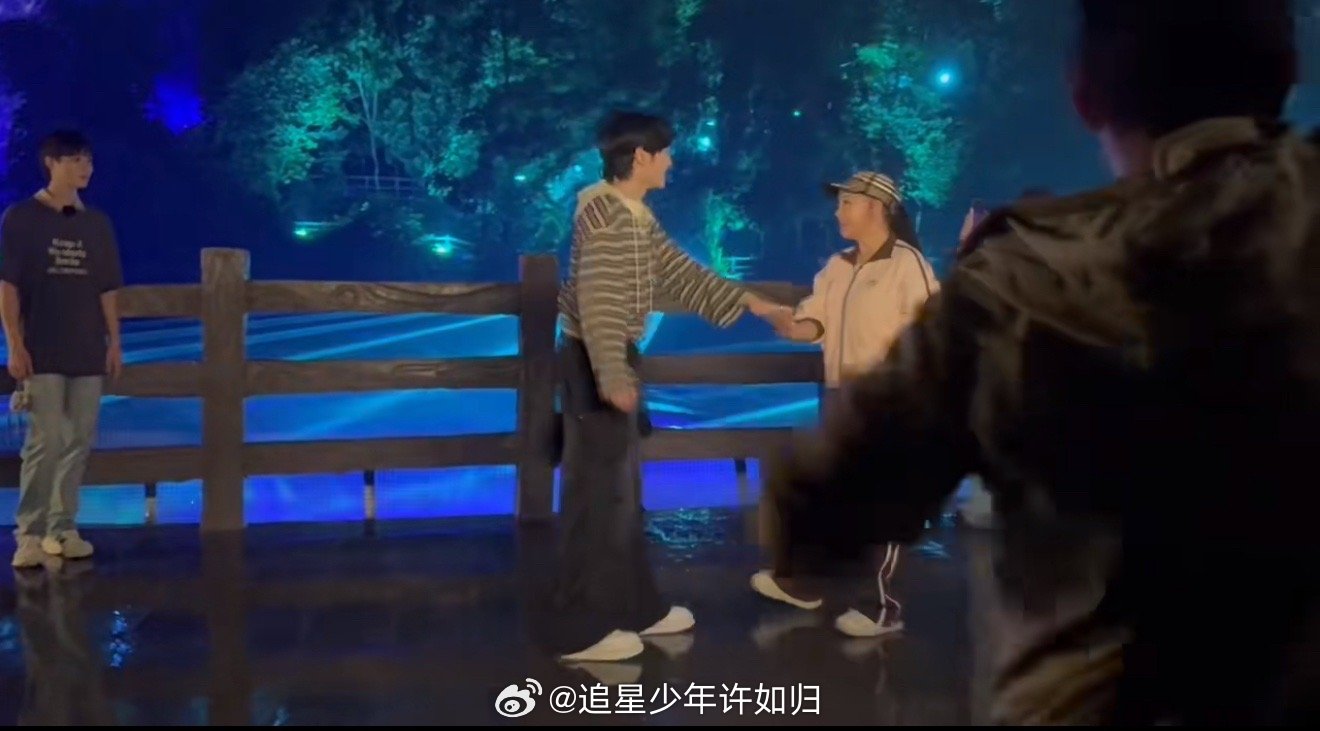 刘晓庆邵子恒瀑布前跳华尔兹 《一路繁花2》剧组在贵州安顺取景时，刘晓庆和邵子恒在