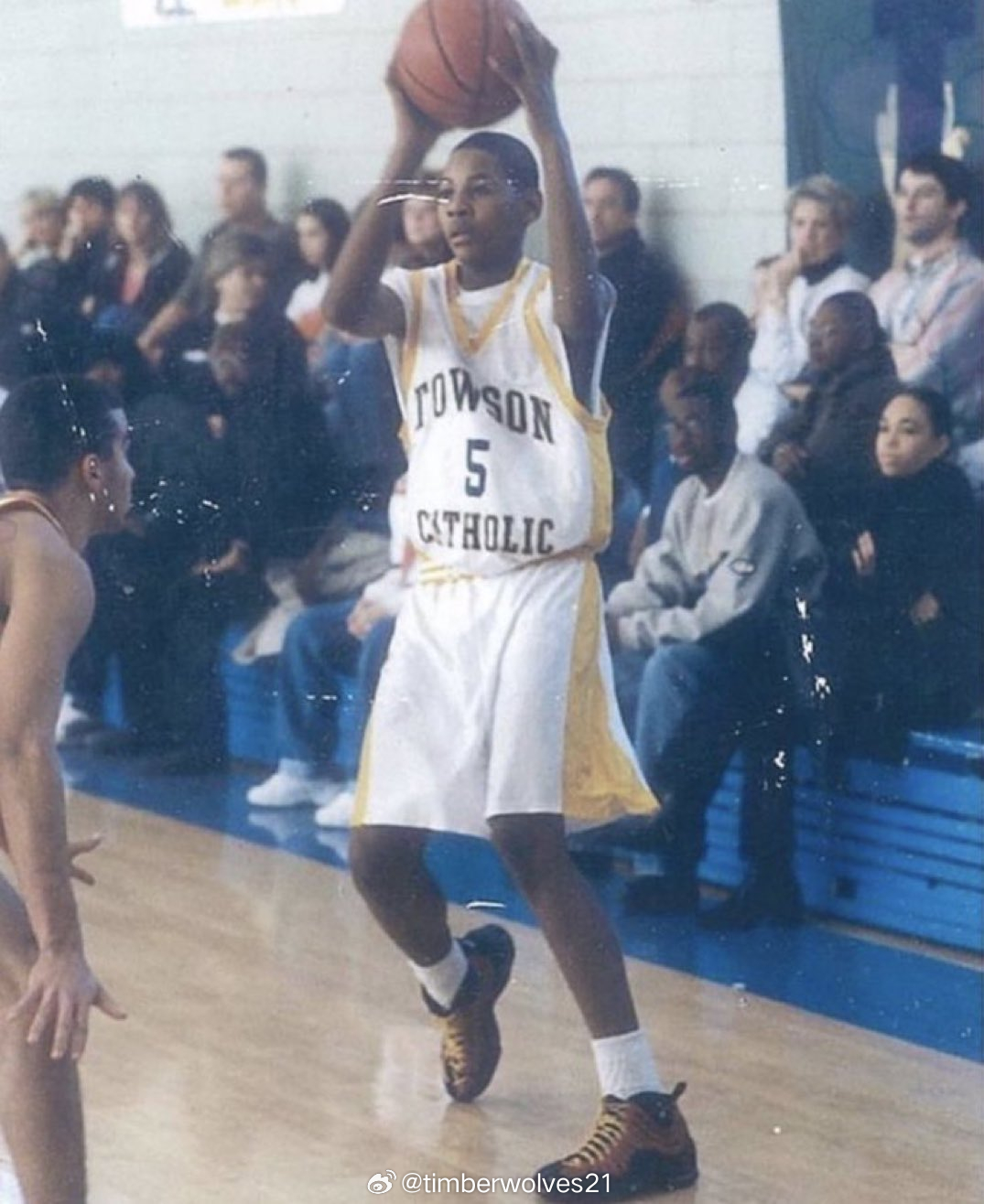 1999年，年轻的卡梅洛·安东尼穿着耐克Air Bakins篮球鞋。 