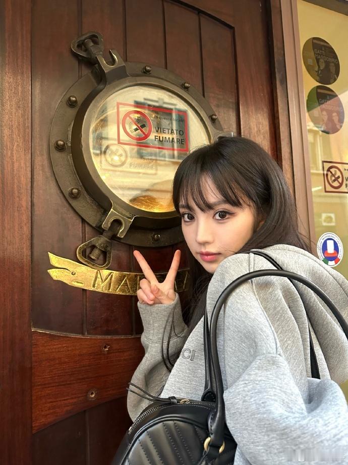 #田曦薇米兰街头随拍##田曦薇灰色卫衣#田曦薇在米兰街头的随拍令人倾心，灰色卫衣