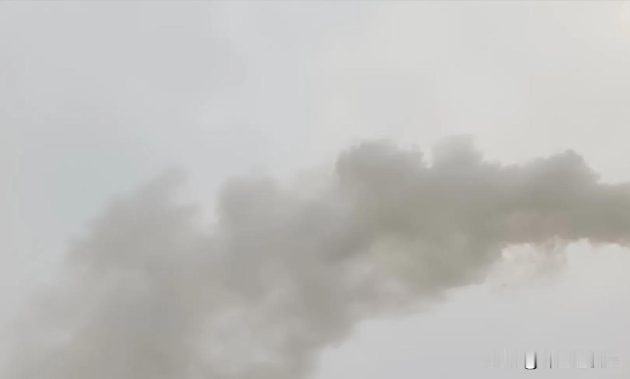 岁月烟火
赵权力
七十年代捡柴烧，
青烟袅袅入云宵
天清气朗白云飘
六畜欢腾百鸟