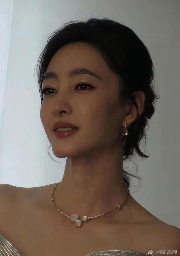 王丽坤自带清冷脱俗气质，眉眼清冷雅致，一举一动风情尽显，每一颦一笑都极具魅力，撩