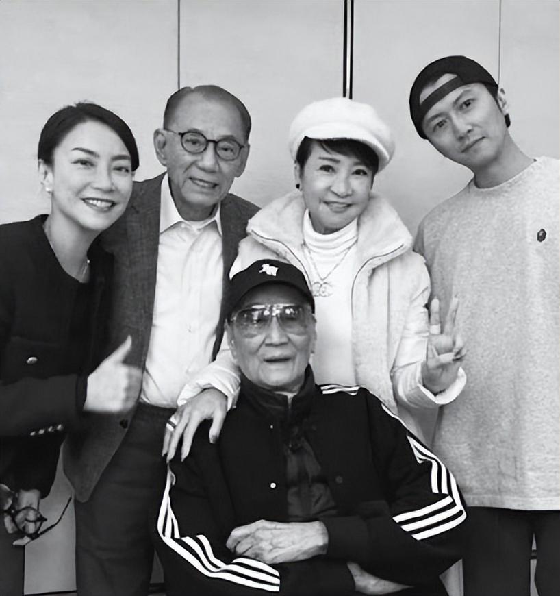 狄波拉携女儿首现身，狄波拉双眼红肿，谢婷婷神情哀伤。
 
做人可以风流，但不能下