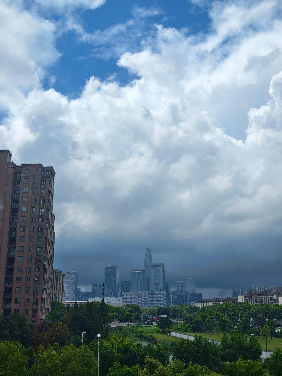 这几天的天气是一会儿晴一会儿雨，烈日当空和倾盆大雨交替闪现。理解了英国人出门带伞