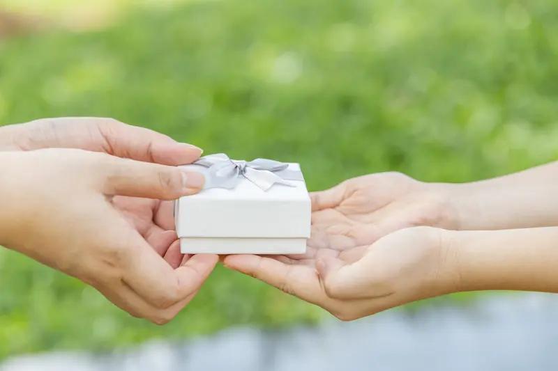 人性至善，在于给予。给予并非仅仅是物质上的付出，更是精神层面的关怀。
生活中，给