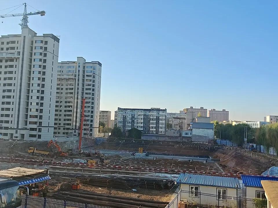 一张照片展示你的工地生活忙碌的工地，轰鸣的机器