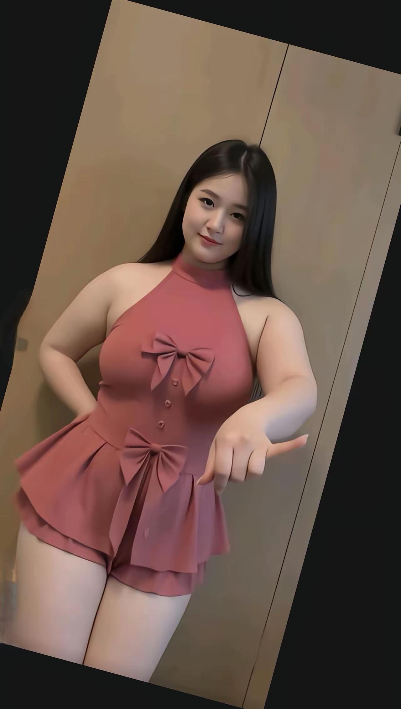 甜美的粉色蝴蝶结连衣裙，元气满满的一天！💖👗💃