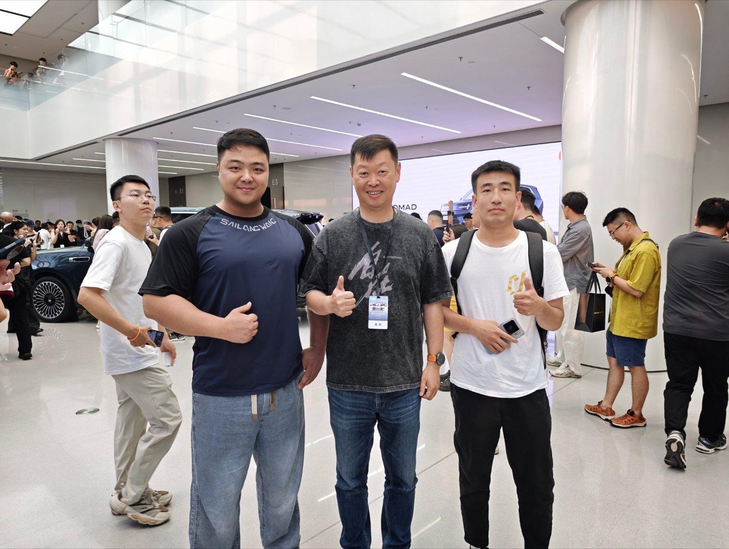 发布会现场遇到了胡总，赶快跑过去合个影 