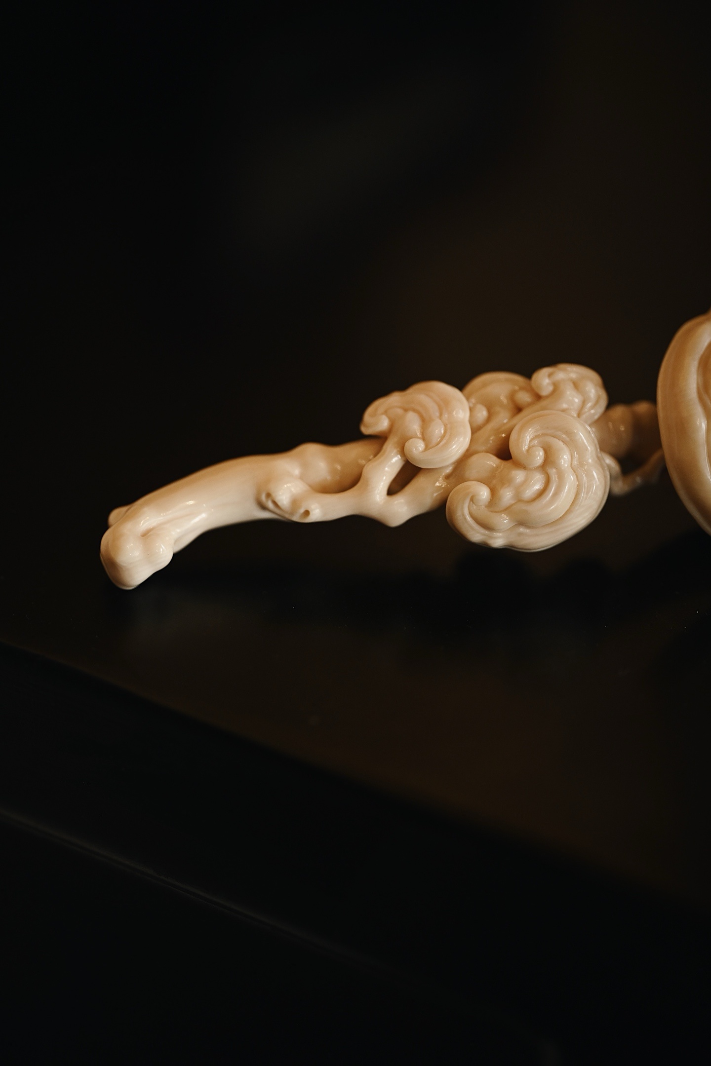 猛犸 | 灵芝如意 小把件、摆件料质细腻，雕刻灵芝层叠而发，随形附势，生动逼真，