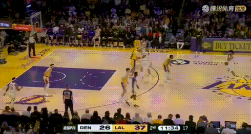 搞笑——詹姆斯咔咔一通指挥，自己蹲坑却漏了个干净！
图1：他防的琼斯绕出去掩护队