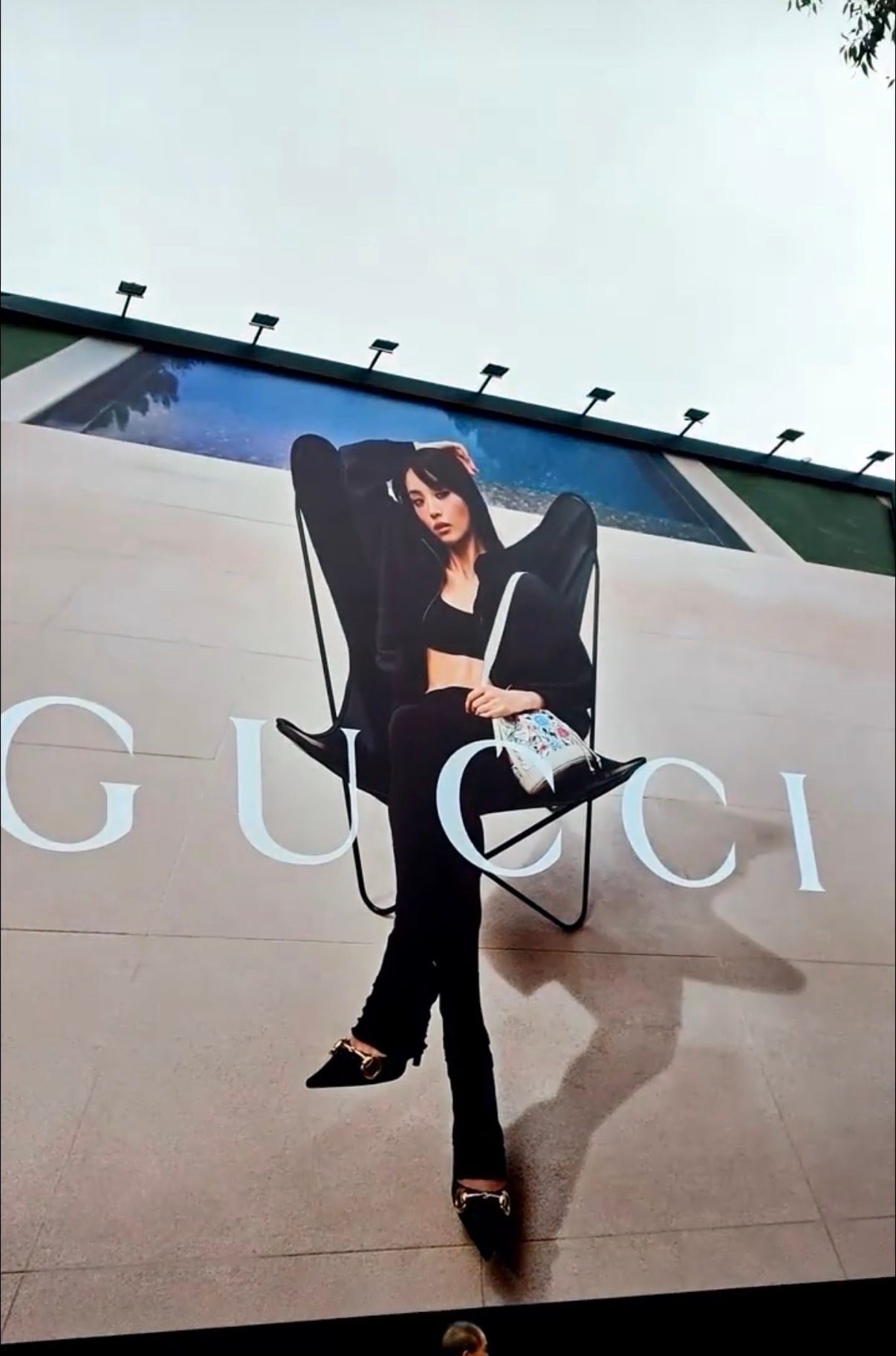 田曦薇GUCCI巨幅广告 田曦薇的GUCCI巨幅广告太有排面！一身黑造型酷飒十足
