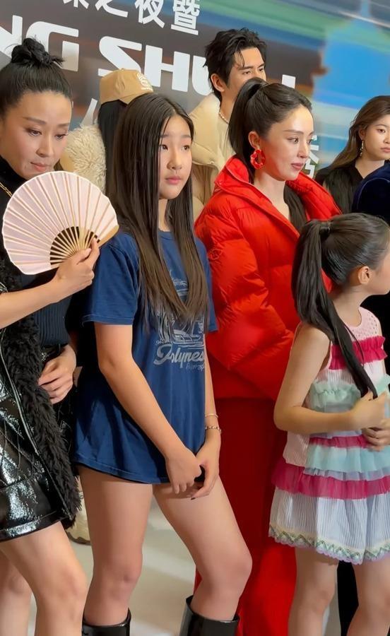 49岁苗圃牵一米六五的亲闺女走红毯，外行以为是过气女星带娃蹭曝光，内行都盯着她身