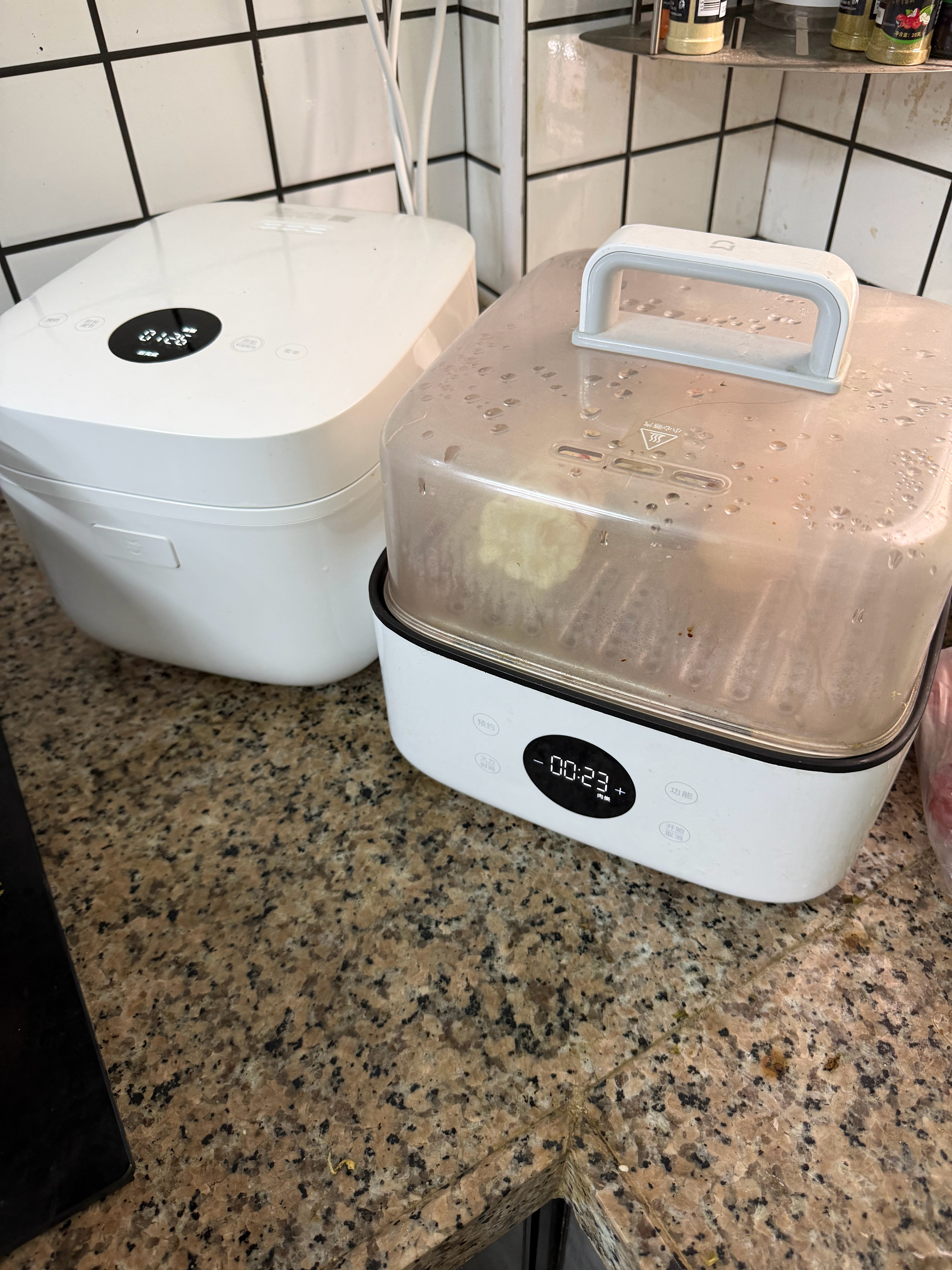 米家电锅上大分，一个锅做早餐：蒸玉米鸡蛋 。一个锅做午饭：炖排骨 