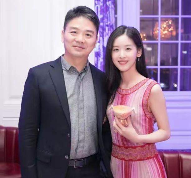 这个世界我最想不通的人，
 
就是刘强东了，他都快退休的人了，财富可以说是三辈子