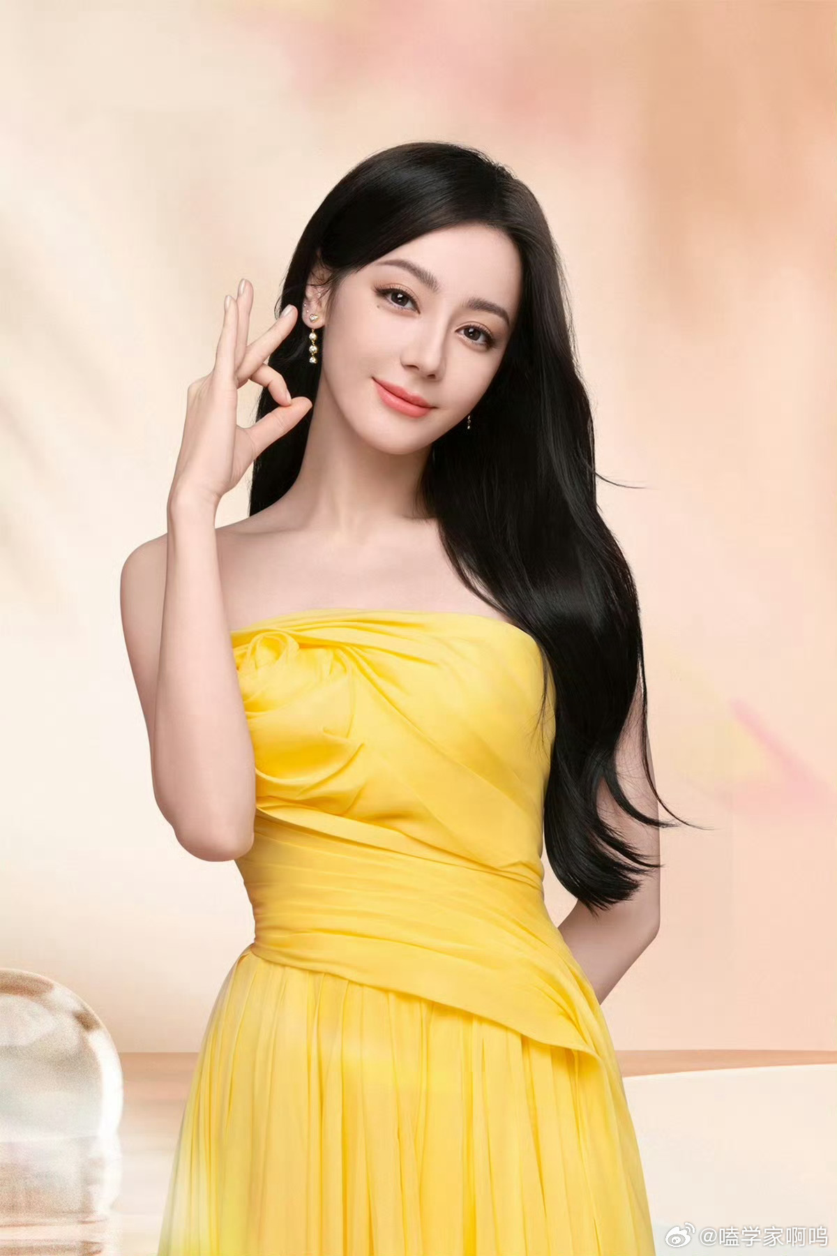 迪丽热巴明艳黄玫瑰好美！大家看到请说迪丽热巴你美！！！！