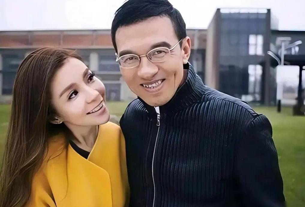 王志坐不住了，就因为妻子朱迅52岁主持了场晚会？零下五度的分会场，朱迅穿单薄礼服