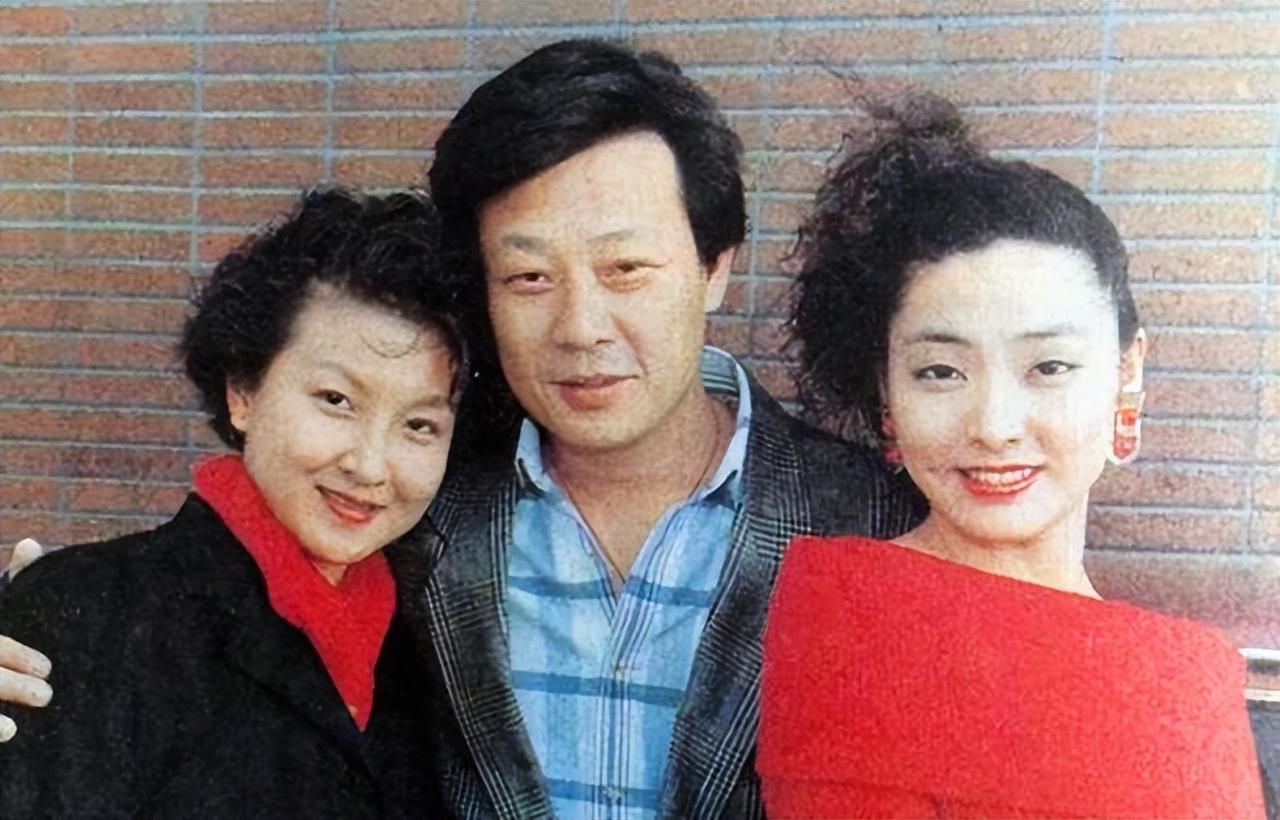 [微风]1996年，寇世勋把许黎丹带回家，对妻子说:“现在我离不开她，咱俩要么离