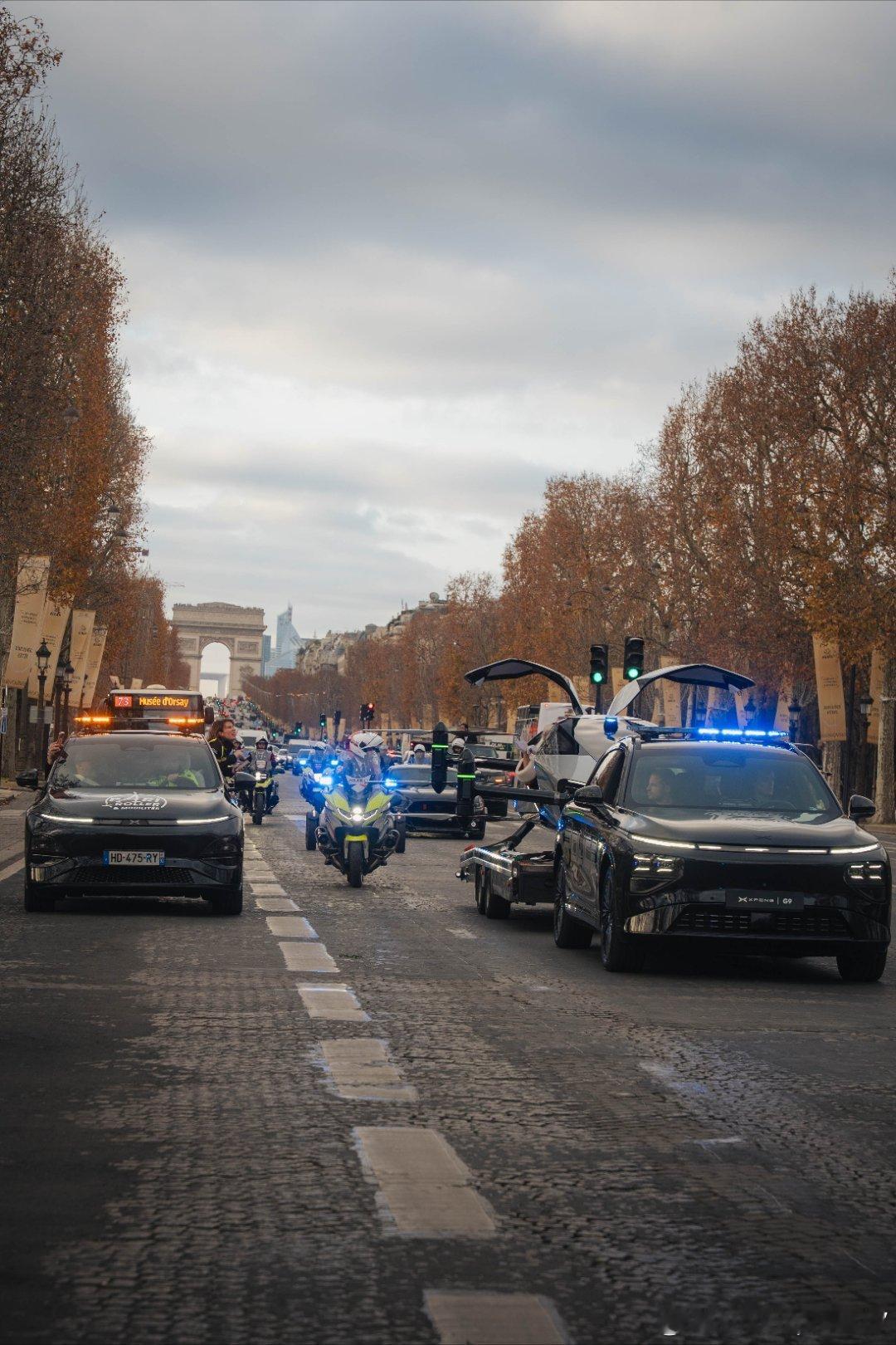 一辆来自中国的小鹏G9警用版车辆与飞行汽车X2，在巴黎市中心完成了一次特别的“护