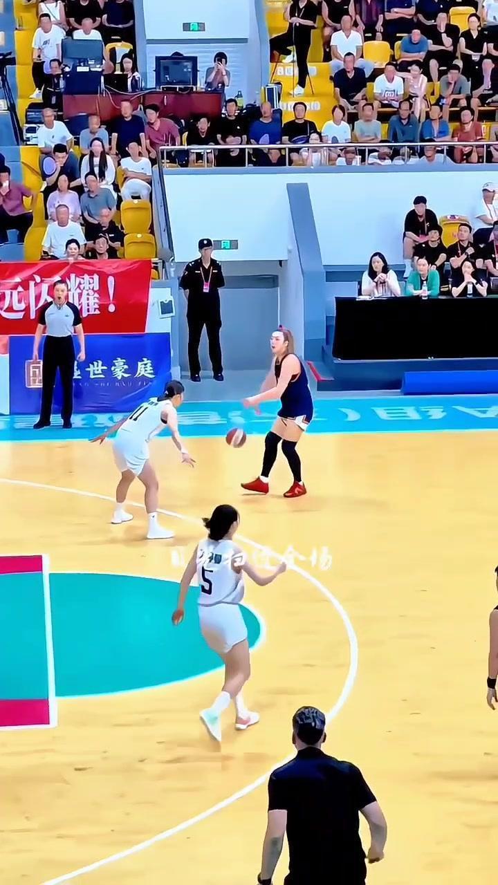 如何看待李梦的球场调度？看这球李梦拉到外围稳稳控球，目光扫过全场调控局面，突然一