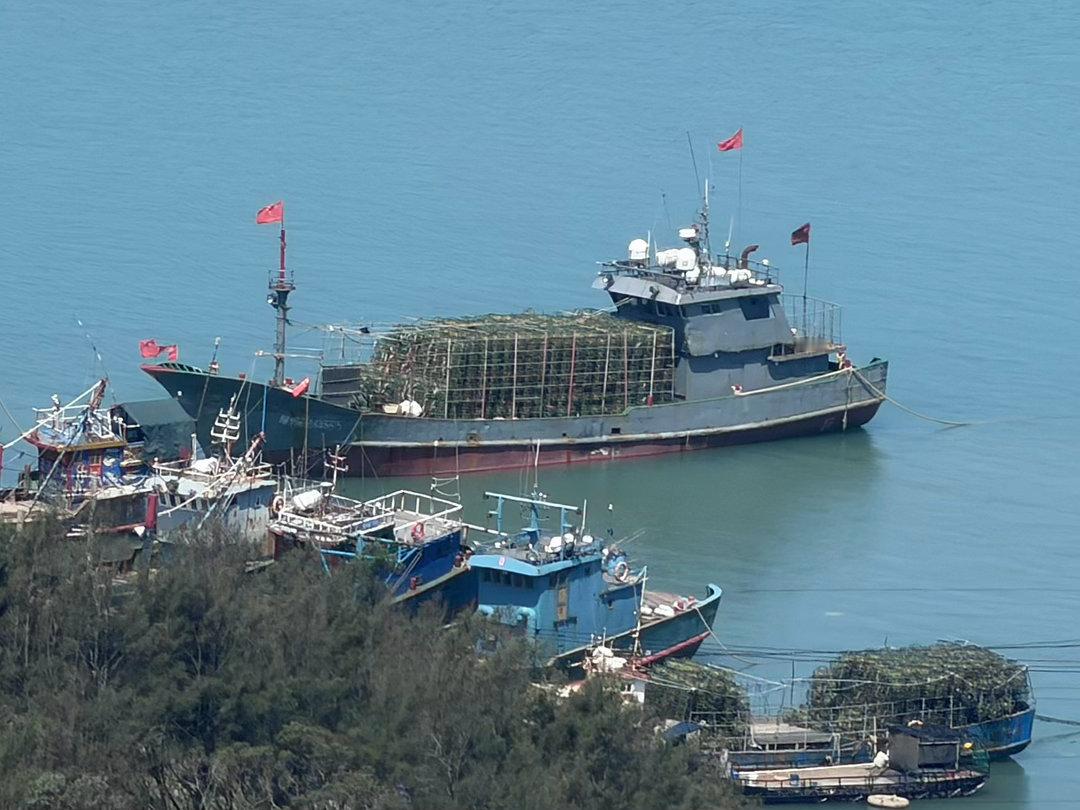 装满捕蟹笼的铁壳…但是灰蓝色涂装天线配置比别家高级码头上还停着经典白底绿黑红条宇