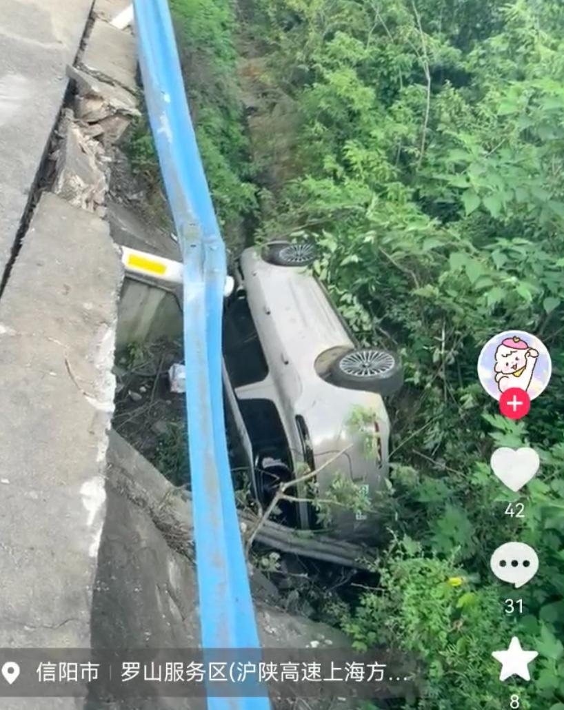 冲出高速护栏、连续翻滚三圈，最后重重砸进路边深沟——这是今天一位智己LS8车主的