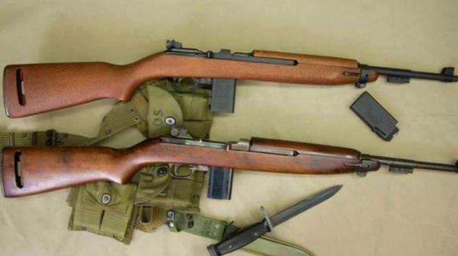 1944年，美军观察组访问延安时，随身携带了一款M1卡宾枪。这是一款二战名枪，虽