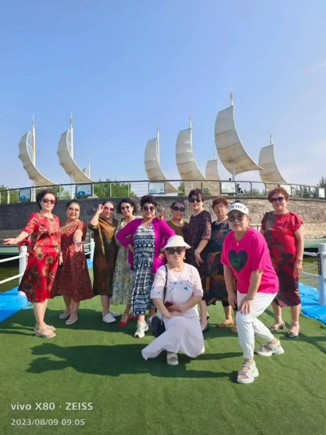 【毛骨悚然】据说是11位大妈出事前的合影，身后竖起了7只白帆…… ​​​