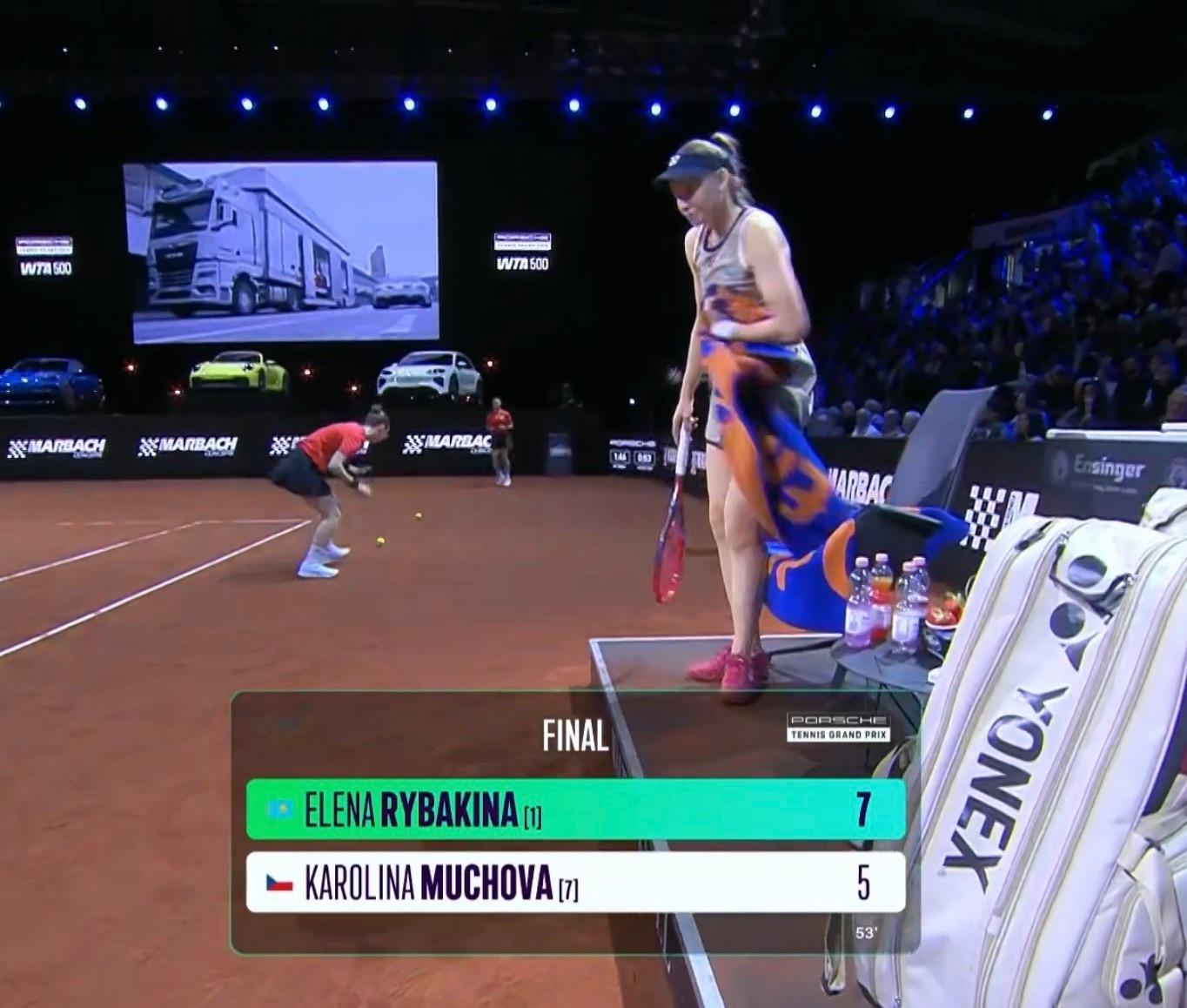 莱巴金娜vs穆霍娃 斯图加特决赛首盘，莱巴金娜把握住第三个盘点，7-5拿下！ 