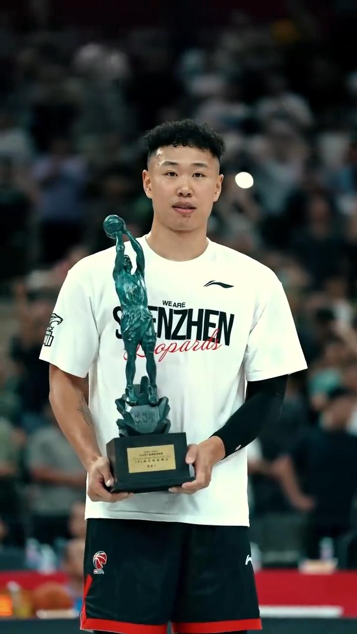 战神刘玉栋给贺希宁赛前颁奖，他能成为未来深圳队，甚至中国男篮的战神吗？
今天突然