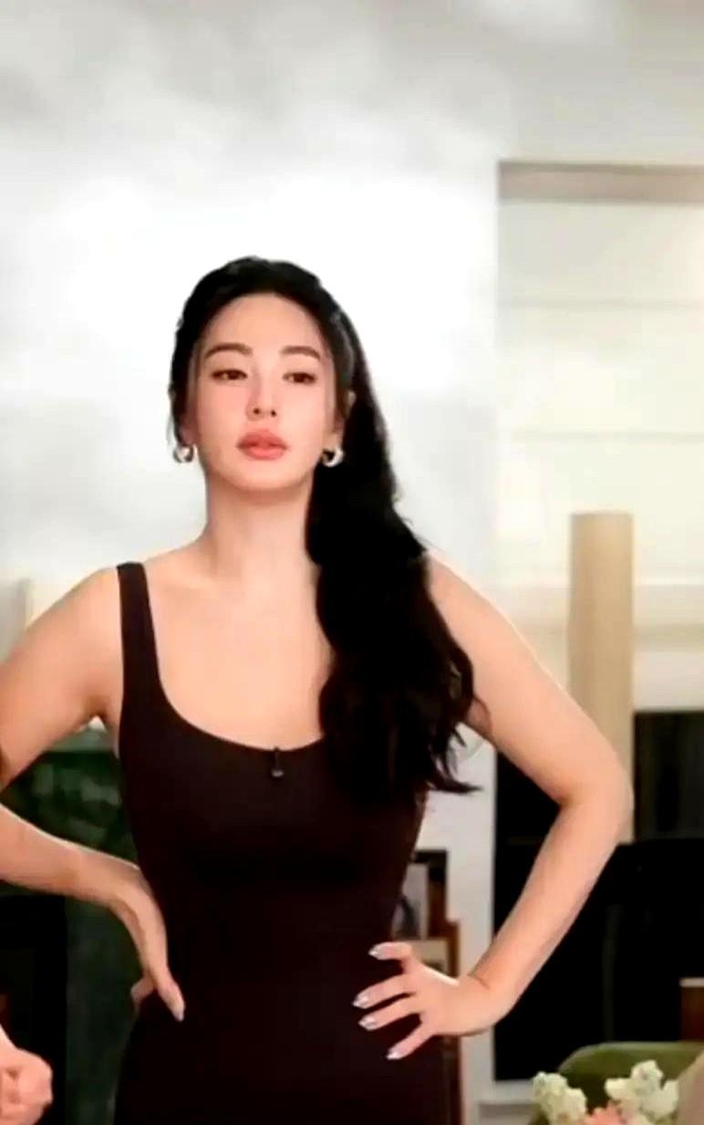 张雨绮又被传怀孕？就凭一张旧红毯照片？

最近有人说她停工养胎，结果人家直接穿紧