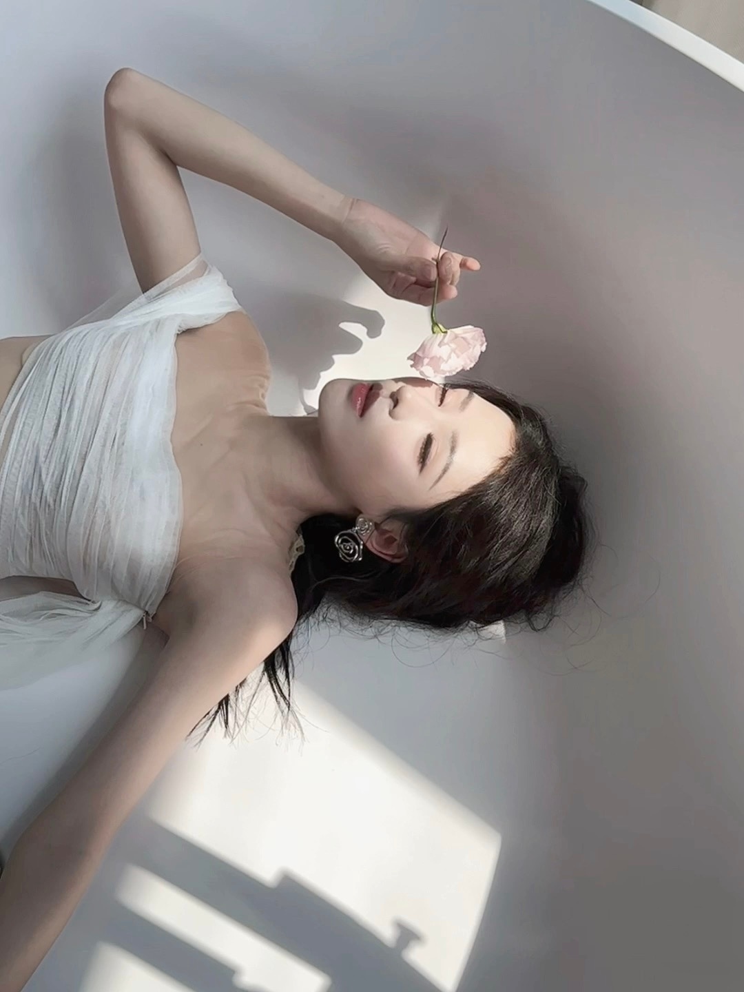 #张予曦薄纱裸背# 今日活动造型，纯白色薄纱裸背裙好仙气，在阳光下显得更仙女了！