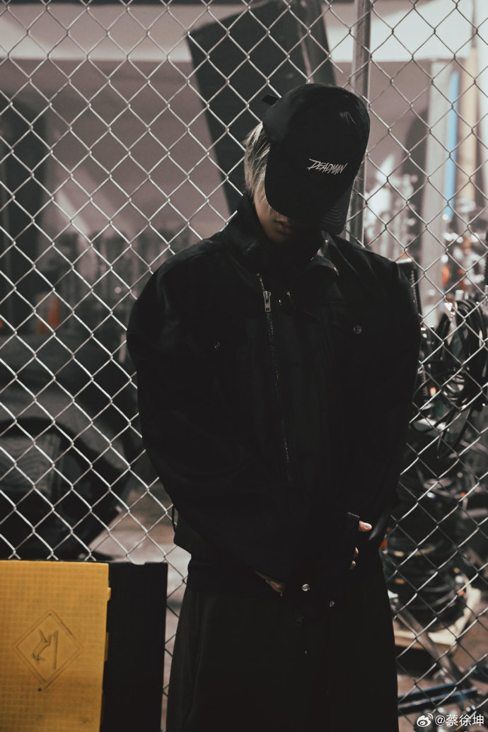 蔡徐坤周末见周末见！！！超级期待!蔡徐坤deadman穿搭