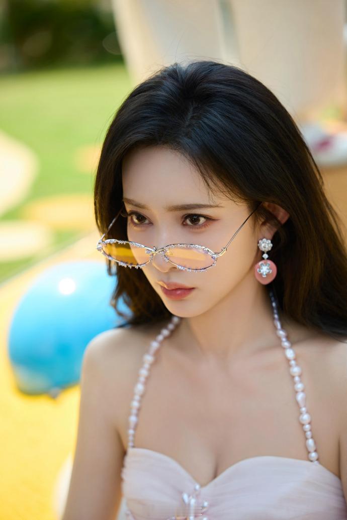 孟子义元气已加满、孟子义明媚粉色挂脖长裙孟子义的粉色挂脖长裙造型太绝了，甜美的色