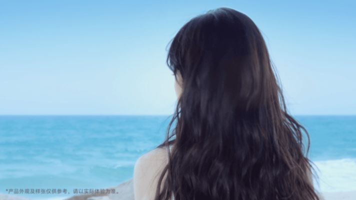 和田曦薇一起去看星星海 田曦薇在海边，阳光是金色的，海面是闪光的，她跑起来的时候