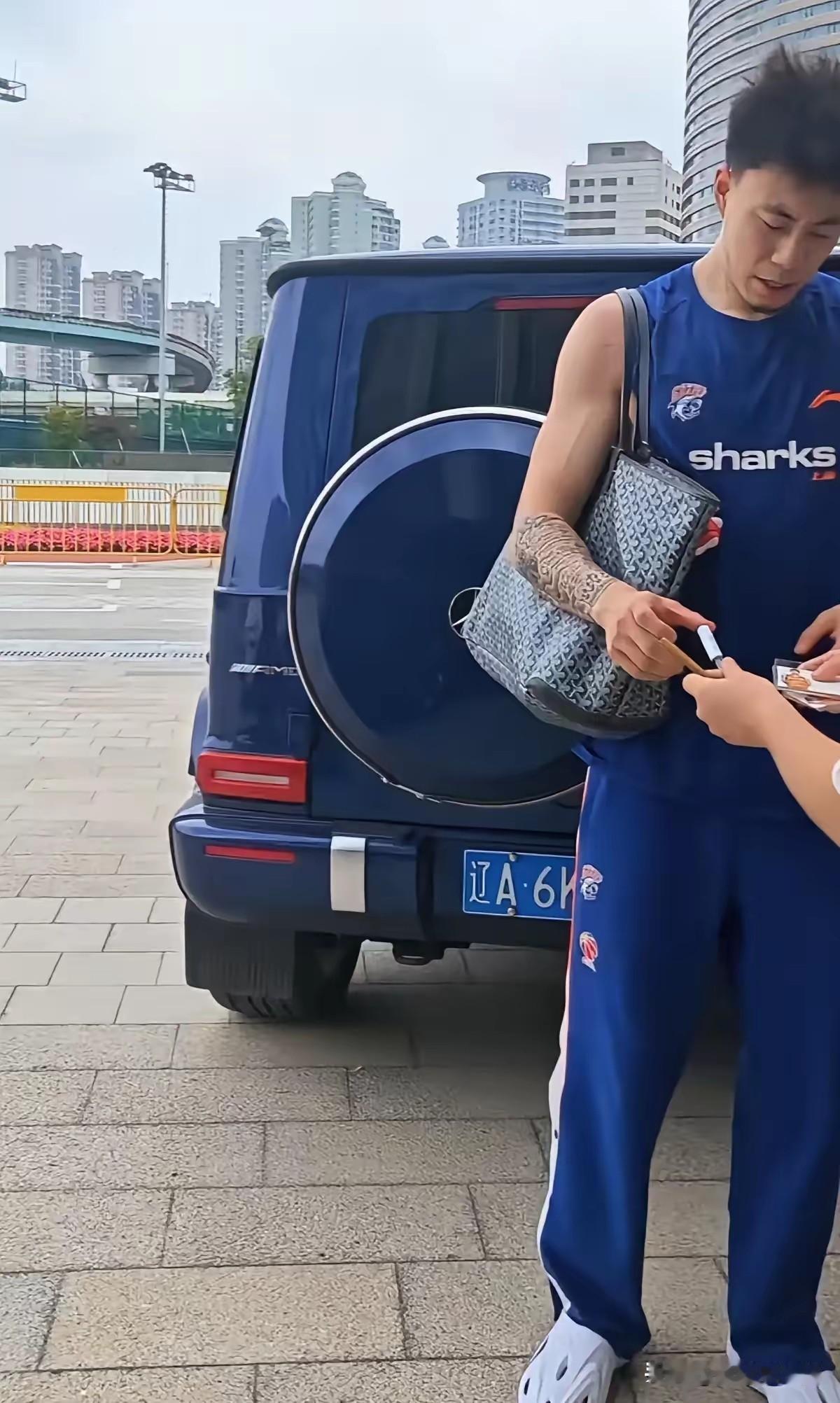 张镇麟的大奔车牌依旧是辽A牌照，感觉不方便吧？

最近发现张镇麟的座驾牌照依旧是