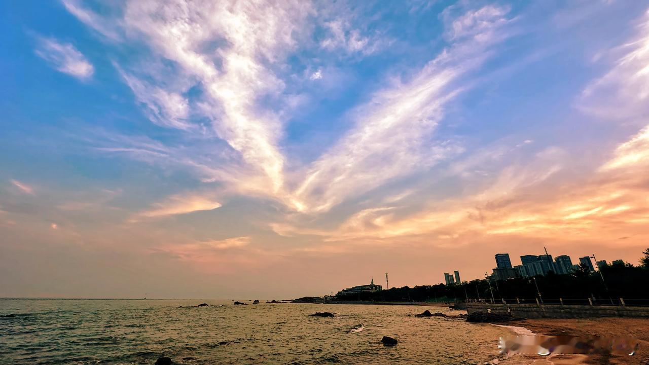 #随手拍美丽景色⚡😊#
尽管立秋了，但秋老虎依然肆虐。唯有海边才能让人感到丝丝